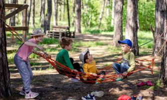 Kinder, die im Wald spielen